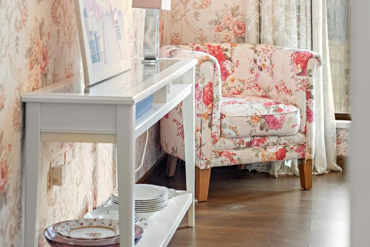 Elegante sala de estar con mobiliario moderno en un apartamento en Building Al Mamsha Street - first-class - 1336600 en Dubai Marina, Dubai