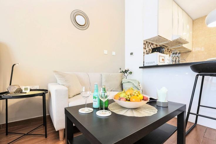 Sala de estar elegantemente projetada com móveis modernos em um apartamento no Building Tariaq Bedon Esm - first-class - 1336609 em Jumeirah Village, Dubai