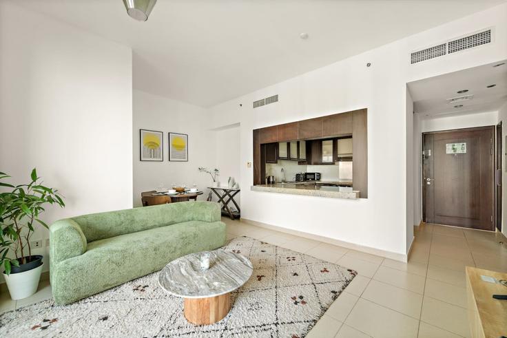 Dubai Al BarshaのBuilding 5A - first-class - 1336610のアパートメントにある、モダンな家具を備えたエレガントなデザインのリビングルーム Dubai Al BarshaのBuilding 5A - first-class - 1336610のアパートメントにある、モダンな家具を備えたエレガントなデザインのリビングルーム