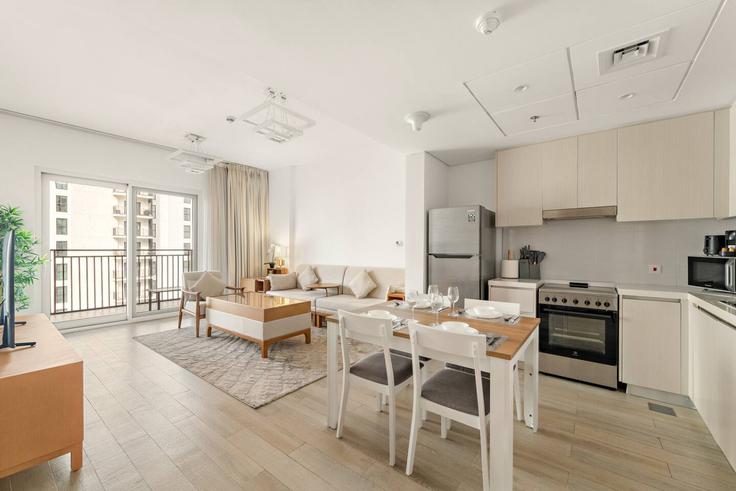 Abu Dhabi Yas IslandのBuilding Tariaq Bedon Esm - first-class - 1336612のアパートメントにある、モダンな家具を備えたエレガントなデザインのリビングルーム Abu Dhabi Yas IslandのBuilding Tariaq Bedon Esm - first-class - 1336612のアパートメントにある、モダンな家具を備えたエレガントなデザインのリビングルーム