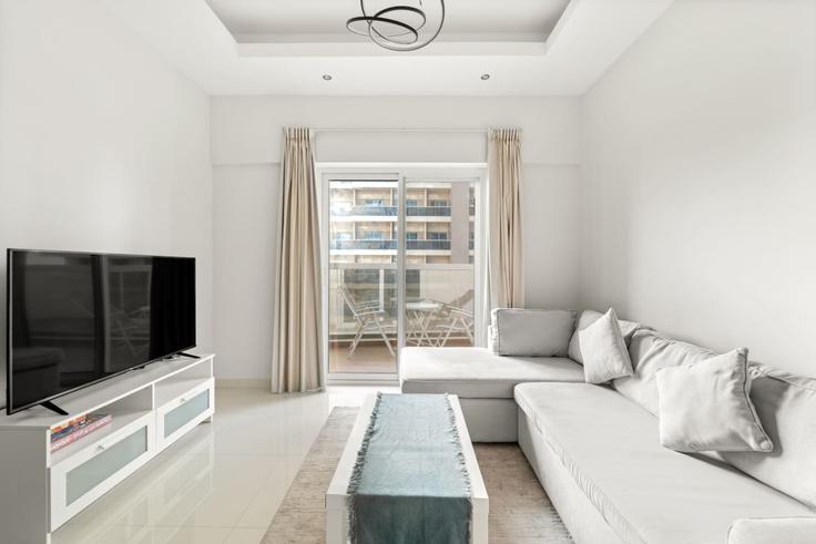 Elegante sala de estar con mobiliario moderno en un apartamento en Building Tariaq Bedon Esm - first-class - 1336616 en Al Hebiah Fourth, Dubai