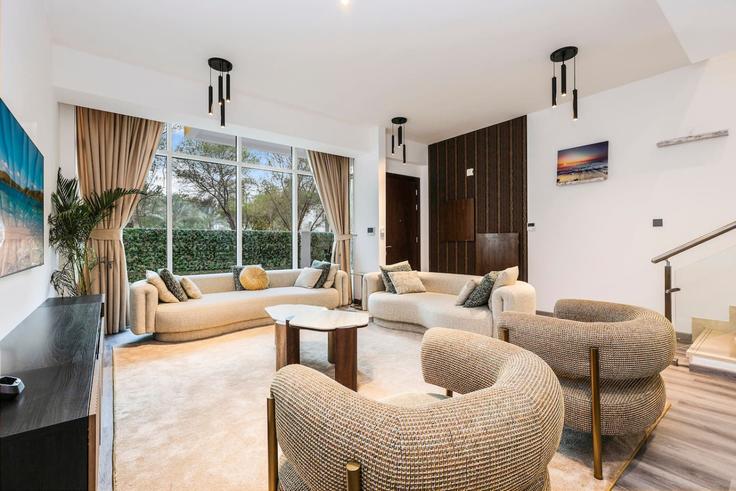 Sala de estar elegantemente projetada com móveis modernos em um apartamento no Building Tariaq Bedon Esm - first-class - 1336619 em Al Barsha South Fourth, Dubai