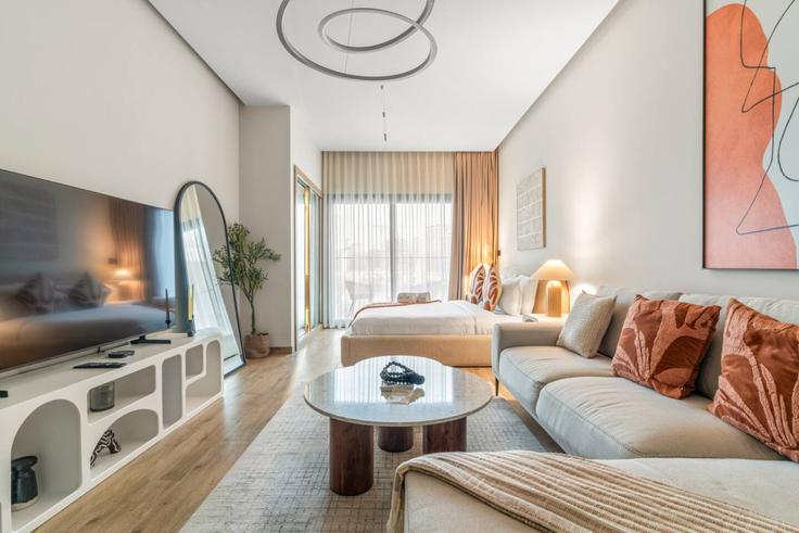 Elegant gestaltetes Wohnzimmer mit moderner Einrichtung in einer Wohnung im Building Kahraba North West - first-class - 1336622 in Jumeirah Village, Dubai