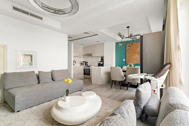 Elegante sala de estar con mobiliario moderno en un apartamento en Building Tariaq Bedon Esm - first-class - 1336627 en Madinat Hind 4, Dubai Elegante sala de estar con mobiliario moderno en un apartamento en Building Tariaq Bedon Esm - first-class - 1336627 en Madinat Hind 4, Dubai