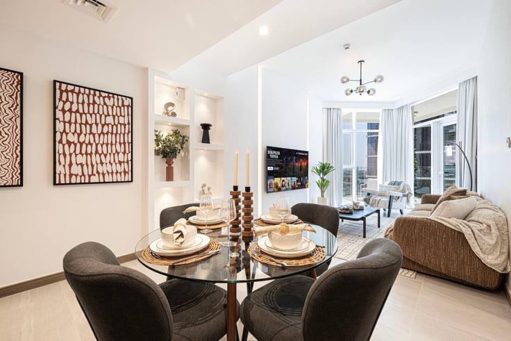 Dubai Business BayのBuilding Marasi Drive - first-class - 1336628のアパートにある、ダイニングテーブルとスタイリッシュな椅子