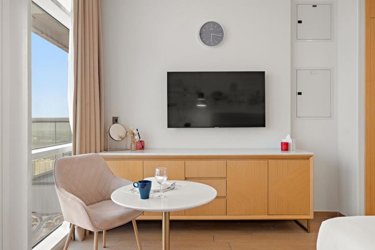 Al Barsha South Fifth, Dubai에 위치한 Building Tariaq Bedon Esm - first-class - 1336635 아파트의 세련된 인테리어가 돋보이는 거실 Al Barsha South Fifth, Dubai에 위치한 Building Tariaq Bedon Esm - first-class - 1336635 아파트의 세련된 인테리어가 돋보이는 거실