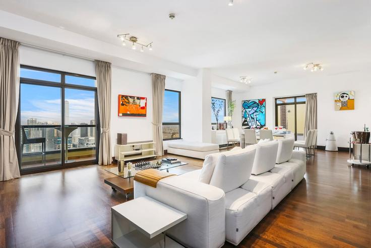 Elegant gestaltetes Wohnzimmer mit moderner Einrichtung in einer Wohnung im Building Al Sayorah Street - first-class - 1336640 in Dubai Marina, Dubai Elegant gestaltetes Wohnzimmer mit moderner Einrichtung in einer Wohnung im Building Al Sayorah Street - first-class - 1336640 in Dubai Marina, Dubai