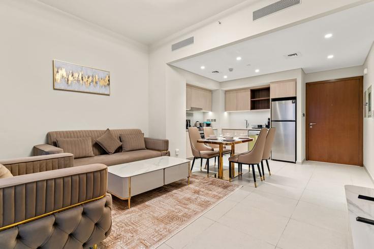 Elegant gestaltetes Wohnzimmer mit moderner Einrichtung in einer Wohnung im Building Tariaq Bedon Esm - first-class - 1336641 in Al Kheeran First, Dubai Elegant gestaltetes Wohnzimmer mit moderner Einrichtung in einer Wohnung im Building Tariaq Bedon Esm - first-class - 1336641 in Al Kheeran First, Dubai