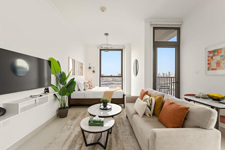 Elegant gestaltetes Wohnzimmer mit moderner Einrichtung in einer Wohnung im Building Tariaq Bedon Esm - first-class - 1336644 in Dubai Production City, Dubai