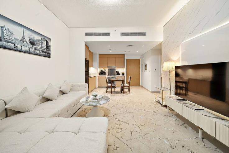 Building Tariaq Bedon Esm - first-class - 1336650 adresindeki bir dairede modern mobilyalarla zarif bir şekilde tasarlanmış oturma odası Al Kheeran First, Dubai Building Tariaq Bedon Esm - first-class - 1336650 adresindeki bir dairede modern mobilyalarla zarif bir şekilde tasarlanmış oturma odası Al Kheeran First, Dubai