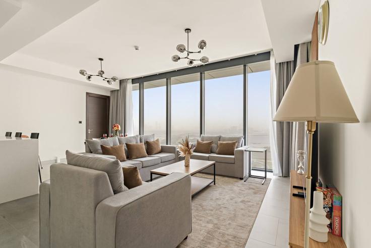 Elegant gestaltetes Wohnzimmer mit moderner Einrichtung in einer Wohnung im Building Tariaq Bedon Esm - first-class - 1336651 in Nad Al Sheba, Dubai Elegant gestaltetes Wohnzimmer mit moderner Einrichtung in einer Wohnung im Building Tariaq Bedon Esm - first-class - 1336651 in Nad Al Sheba, Dubai