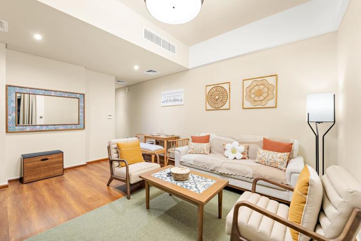 Madinat Hind 4, Dubai에 위치한 Building Tariaq Bedon Esm - first-class - 1336653 아파트의 세련된 인테리어가 돋보이는 거실