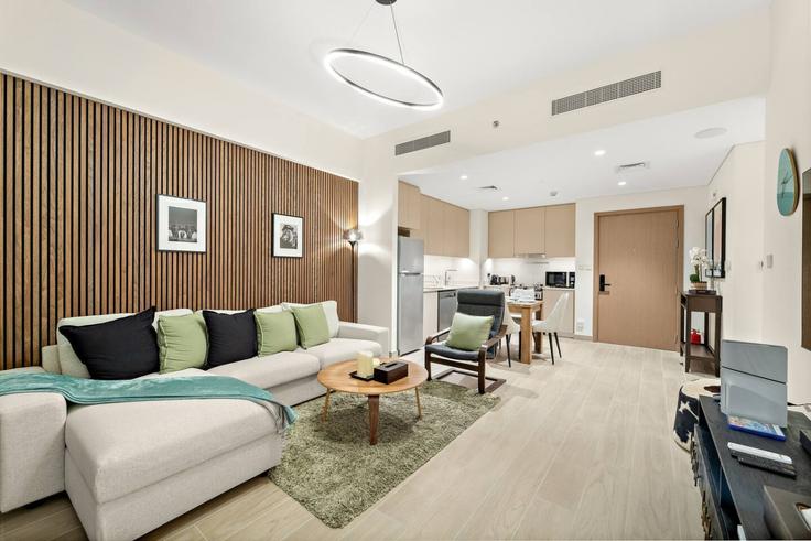 Sala de estar elegantemente projetada com móveis modernos em um apartamento no Building Tariaq Bedon Esm - first-class - 1336655 em Al Kheeran First, Dubai