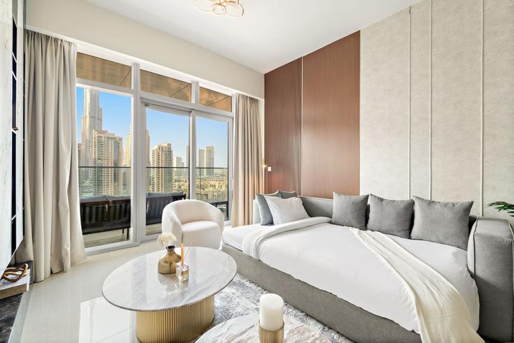 Sala de estar elegantemente projetada com móveis modernos em um apartamento no Building Burj Khalifa Boulevard - first-class - 1336658 em Downtown Dubai, Dubai