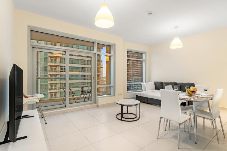 Downtown Dubai, Dubai 소재 Building Sh Mohammed Bin Rashid Blvd - first-class - 1336661 유닛에 마련된, 현대적인 가구로 꾸며진 우아한 디자인의 거실 Downtown Dubai, Dubai 소재 Building Sh Mohammed Bin Rashid Blvd - first-class - 1336661 유닛에 마련된, 현대적인 가구로 꾸며진 우아한 디자인의 거실