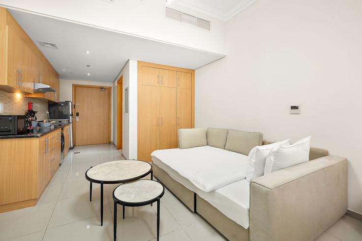 Salle de séjour élégante avec mobilier moderne dans un appartement à Building Tariaq Bedon Esm - first-class - 1336667 à Arjan-Dubailand, Dubai