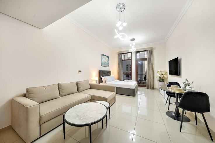 Elegante sala de estar con mobiliario moderno en un apartamento en Building Tariaq Bedon Esm - first-class - 1336667 en Arjan-Dubailand, Dubai