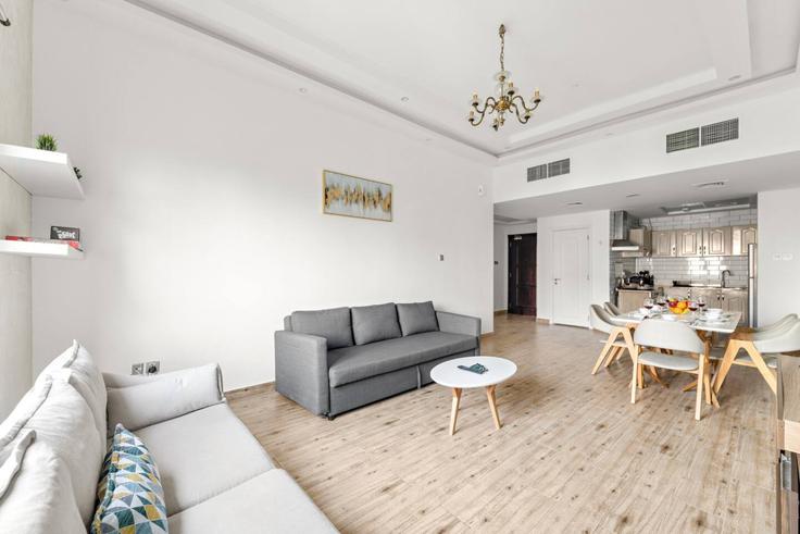 Building Street 5 - first-class - 1336672 adresindeki bir dairede modern mobilyalarla zarif bir şekilde tasarlanmış oturma odası Jebel Ali Village, Dubai