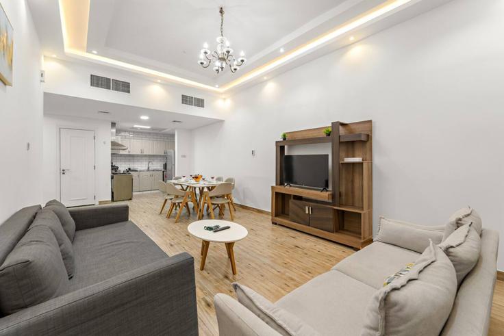 Sala de estar elegantemente projetada com móveis modernos em um apartamento no Building Street 5 - first-class - 1336672 em Jebel Ali Village, Dubai Sala de estar elegantemente projetada com móveis modernos em um apartamento no Building Street 5 - first-class - 1336672 em Jebel Ali Village, Dubai