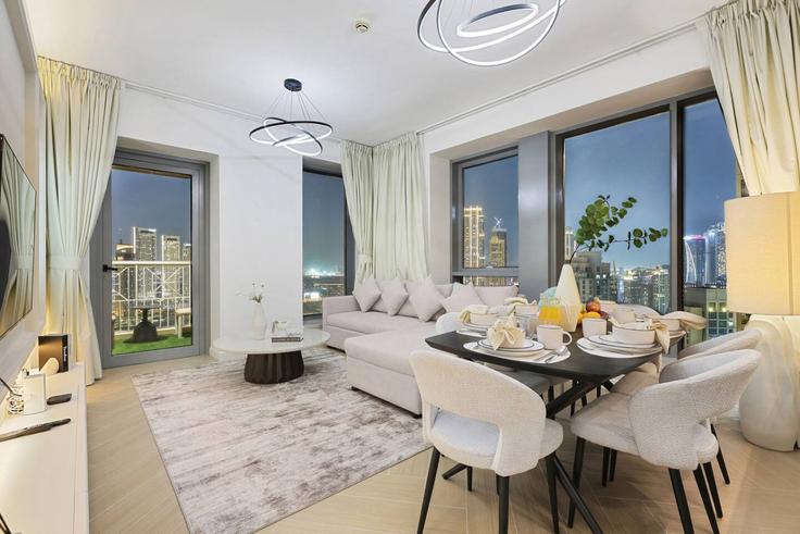 Sala de estar elegantemente projetada com móveis modernos em um apartamento no Building Burj Khalifa Boulevard - first-class - 1336673 em Downtown Dubai, Dubai