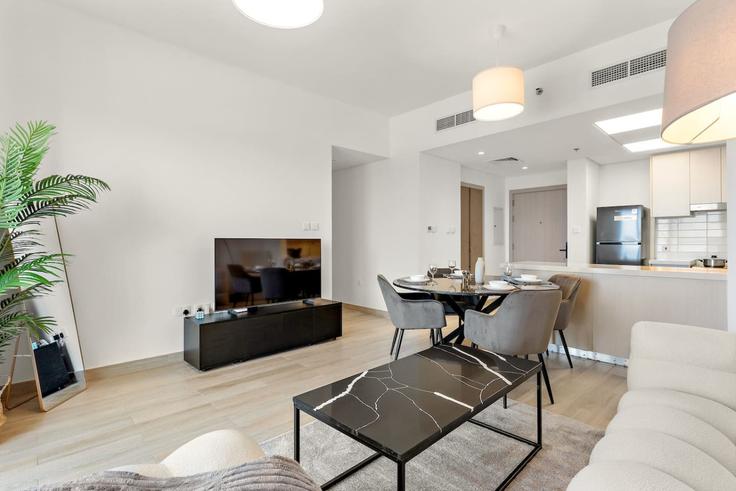 Yas Island, Abu Dhabi에 위치한 Building Ad Durar Street - first-class - 1336674 유닛의 세련된 인테리어가 돋보이는 거실 Yas Island, Abu Dhabi에 위치한 Building Ad Durar Street - first-class - 1336674 유닛의 세련된 인테리어가 돋보이는 거실