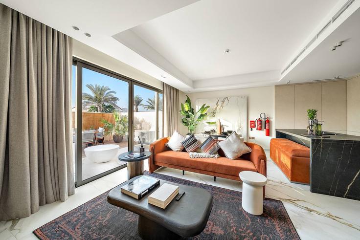 Jumeirah Golf Estates, Dubai에 위치한 Building Tariaq Bedon Esm - first-class - 1336680 아파트의 세련된 인테리어가 돋보이는 거실