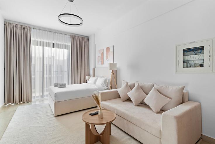 Sala de estar elegantemente projetada com móveis modernos em um apartamento no Building Street 5 - first-class - 1336681 em Al Barsha South Fourth, Dubai