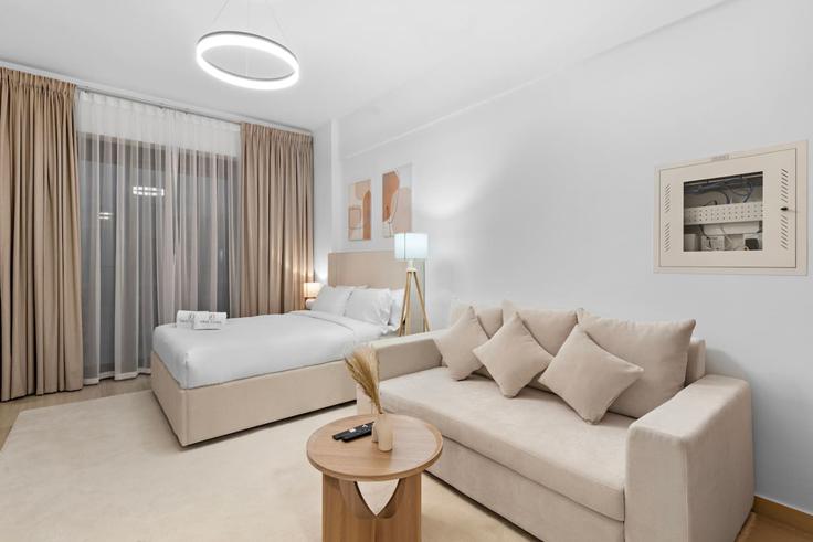 Dubai Al Barsha South FourthのBuilding Street 5 - first-class - 1336681のアパートメントにある、モダンな家具を備えたエレガントなデザインのリビングルーム