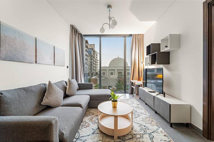 Elegante sala de estar con mobiliario moderno en un apartamento en Building Tariaq Bedon Esm - first-class - 1336682 en Nad Al Sheba, Dubai