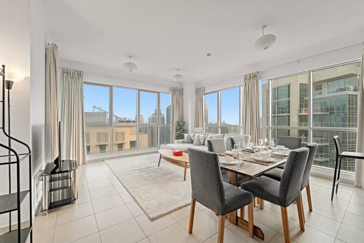 Sala de estar elegantemente projetada com móveis modernos em um apartamento no Building Tariaq Bedon Esm - first-class - 1336684 em Downtown Dubai, Dubai Sala de estar elegantemente projetada com móveis modernos em um apartamento no Building Tariaq Bedon Esm - first-class - 1336684 em Downtown Dubai, Dubai