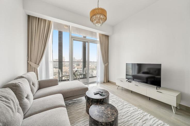 Building Street 10 - first-class - 1336685 adresindeki bir dairede modern mobilyalarla zarif bir şekilde tasarlanmış oturma odası Jumeirah Village, Dubai