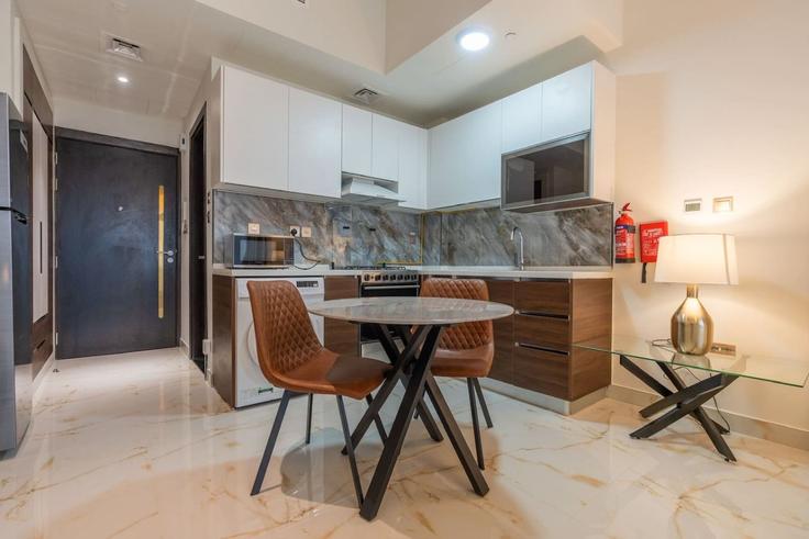 Cozinha funcional e elegante com equipamentos de última geração em apartamento de alto padrão no Building Tariaq Bedon Esm - first-class - 1336687 em Arjan-Dubailand, Dubai