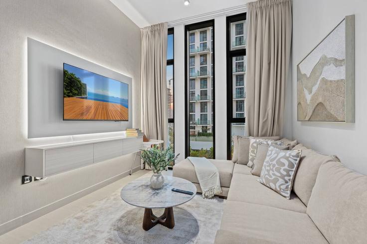 Elegante sala de estar con mobiliario moderno en un apartamento en Building Assel Blvd - first-class - 1336688 en Jumeirah Village, Dubai