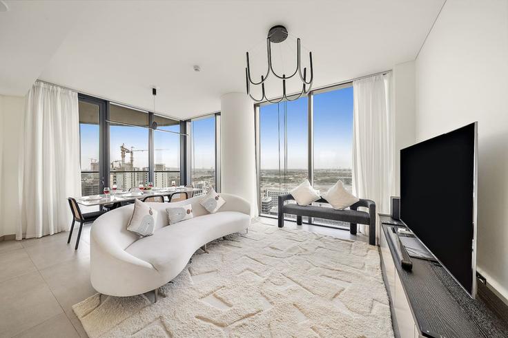 Elegant gestaltetes Wohnzimmer mit moderner Einrichtung in einer Wohnung im Building Tariaq Bedon Esm - first-class - 1336692 in Nad Al Sheba, Dubai Elegant gestaltetes Wohnzimmer mit moderner Einrichtung in einer Wohnung im Building Tariaq Bedon Esm - first-class - 1336692 in Nad Al Sheba, Dubai