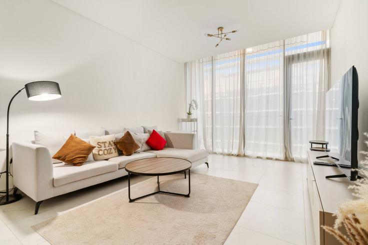 Elegante sala de estar con mobiliario moderno en un apartamento en Building Tariaq Bedon Esm - first-class - 1336695 en Al Merkadh, Dubai Elegante sala de estar con mobiliario moderno en un apartamento en Building Tariaq Bedon Esm - first-class - 1336695 en Al Merkadh, Dubai