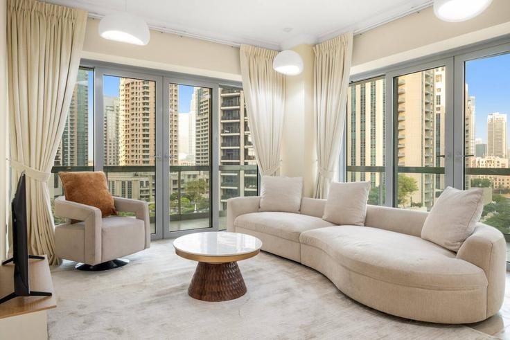 Sala de estar elegantemente projetada com móveis modernos em um apartamento no Building Al Tahani St - first-class - 1336698 em Downtown Dubai, Dubai