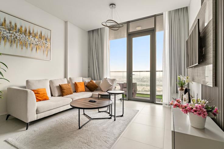 Elegante sala de estar con mobiliario moderno en un apartamento en Building Tariaq Bedon Esm - first-class - 1336703 en Al Merkadh, Dubai Elegante sala de estar con mobiliario moderno en un apartamento en Building Tariaq Bedon Esm - first-class - 1336703 en Al Merkadh, Dubai