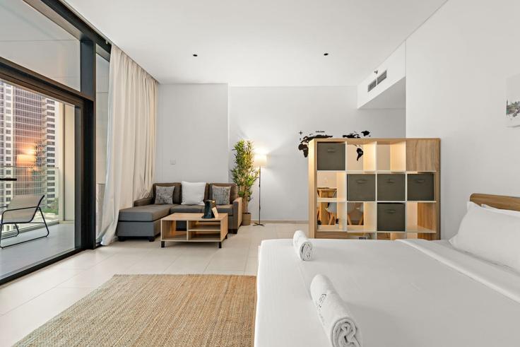 Elegant gestaltetes Wohnzimmer mit moderner Einrichtung in einer Wohnung im Building Marasi Drive - first-class - 1336715 in Business Bay, Dubai