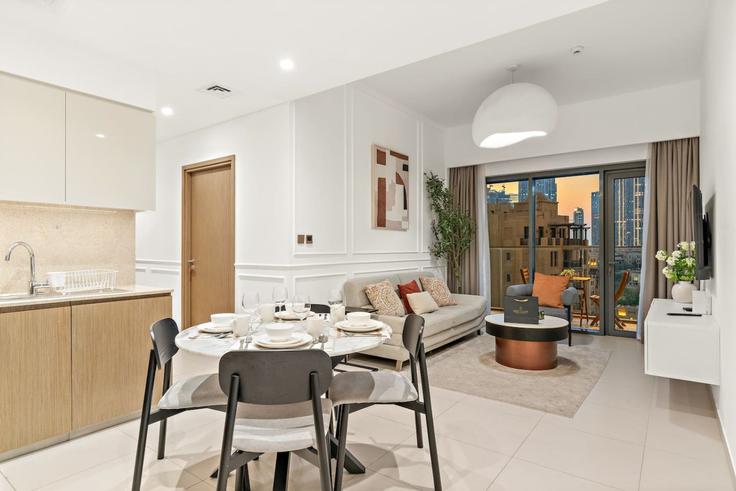 Sala de estar elegantemente projetada com móveis modernos em um apartamento no Building Burj Khalifa Boulevard - first-class - 1336716 em Downtown Dubai, Dubai