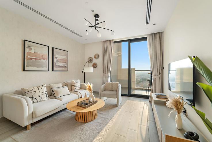 Sala de estar elegantemente projetada com móveis modernos em um apartamento no Building Al Khail Road - first-class - 1336721 em Al Barsha South Fifth, Dubai