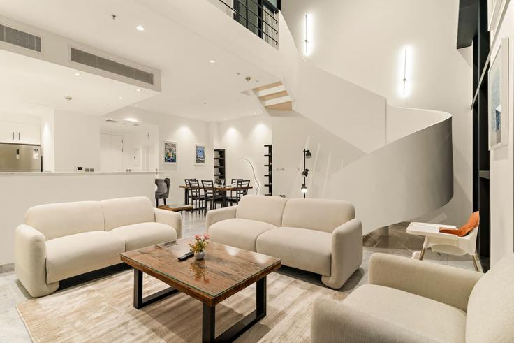 Elegante sala de estar con mobiliario moderno en un apartamento en Building Tariaq Bedon Esm - first-class - 1336722 en Trade Center, Dubai Elegante sala de estar con mobiliario moderno en un apartamento en Building Tariaq Bedon Esm - first-class - 1336722 en Trade Center, Dubai