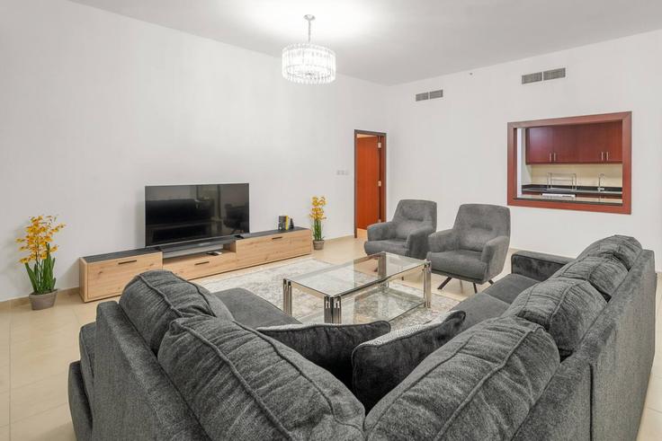 Elegant gestaltetes Wohnzimmer mit moderner Einrichtung in einer Wohnung im Building King Salman Bin Abdulaziz Al Saud Street - first-class - 1336724 in Dubai Marina, Dubai Elegant gestaltetes Wohnzimmer mit moderner Einrichtung in einer Wohnung im Building King Salman Bin Abdulaziz Al Saud Street - first-class - 1336724 in Dubai Marina, Dubai