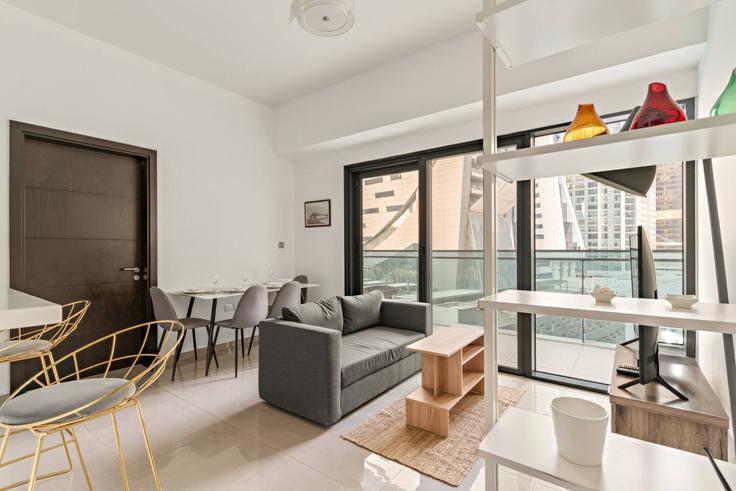 Elegant gestaltetes Wohnzimmer mit moderner Einrichtung in einer Wohnung im Building Marasi Drive - first-class - 1336726 in Business Bay, Dubai