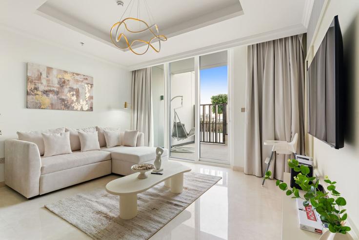 Sala de estar elegantemente projetada com móveis modernos em um apartamento no Building Tariaq Bedon Esm - first-class - 1336728 em Marsa Dubai, Dubai