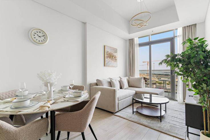 Elegant gestaltetes Wohnzimmer mit moderner Einrichtung in einer Wohnung im Building 20th Street - first-class - 1336731 in Al Wasl, Dubai