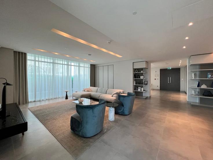 Elegante sala de estar con mobiliario moderno en un apartamento en Building Tariaq Bedon Esm - first-class - 1336732 en Marsa Dubai, Dubai