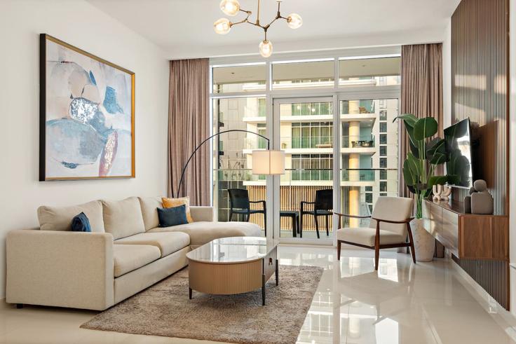 Sala de estar elegantemente projetada com móveis modernos em um apartamento no Building Tariaq Bedon Esm - first-class - 1336732 em Marsa Dubai, Dubai