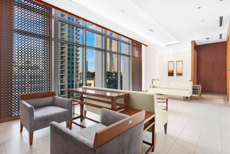 Dubai Downtown DubaiのBuilding Sheikh Mohammed bin Rashid Boulevard - first-class - 1336733のアパートメントにある、モダンな家具を備えたエレガントなデザインのリビングルーム Dubai Downtown DubaiのBuilding Sheikh Mohammed bin Rashid Boulevard - first-class - 1336733のアパートメントにある、モダンな家具を備えたエレガントなデザインのリビングルーム