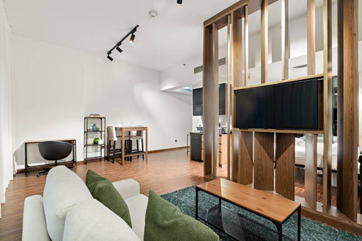 Dubai Al Thanyah FirstのBuilding Tariaq Bedon Esm - first-class - 1337787のアパートメントにある、モダンな家具を備えたエレガントなデザインのリビングルーム