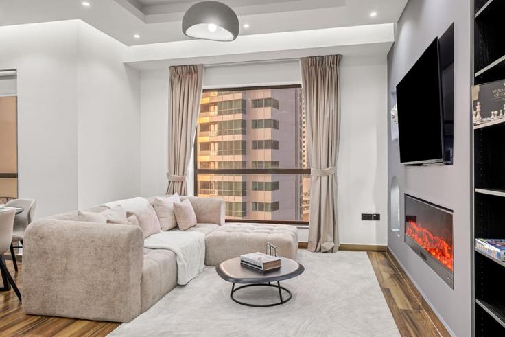 Elegant gestaltetes Wohnzimmer mit moderner Einrichtung in einer Wohnung im Building Al Yolat Street - first-class - 1337788 in Dubai Marina, Dubai Elegant gestaltetes Wohnzimmer mit moderner Einrichtung in einer Wohnung im Building Al Yolat Street - first-class - 1337788 in Dubai Marina, Dubai